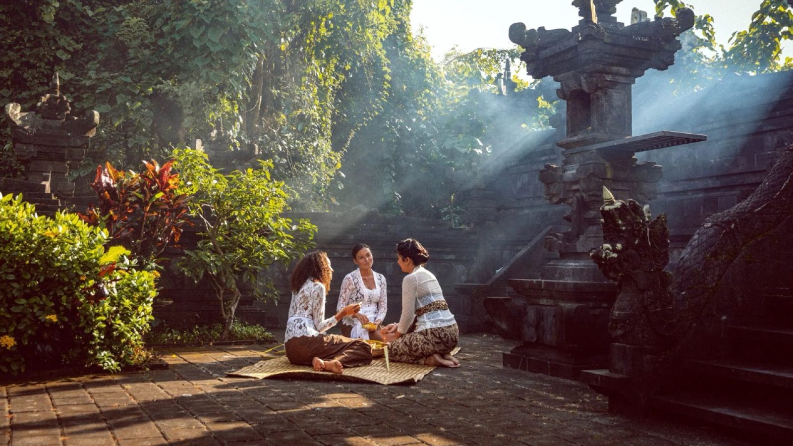 ALI-P0129-Women-Temple-Gathering.16x9 groot