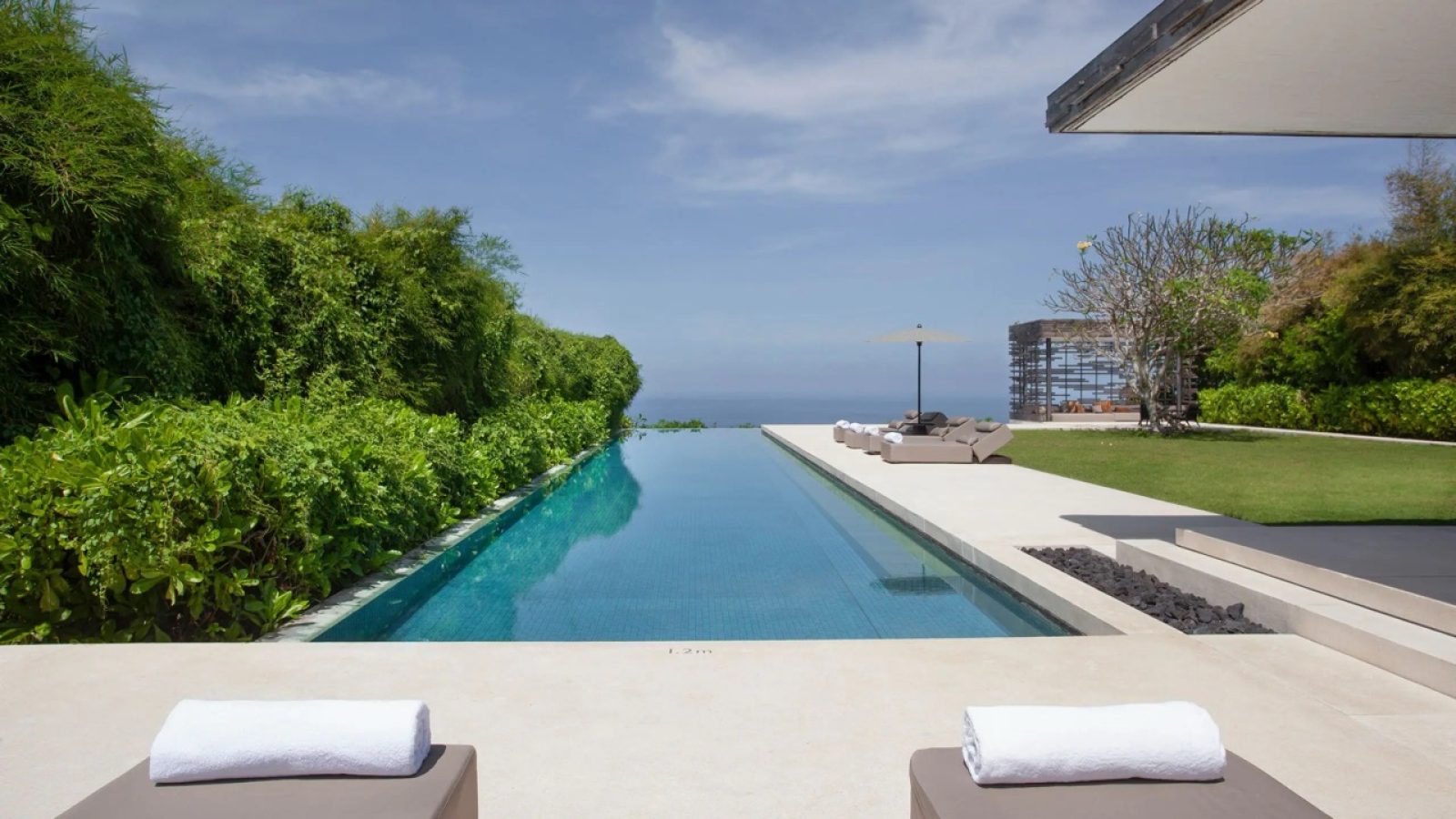 DPSAV-P0397-Two-Bedroom-Cliff-Edge-Pool.16x9 groot