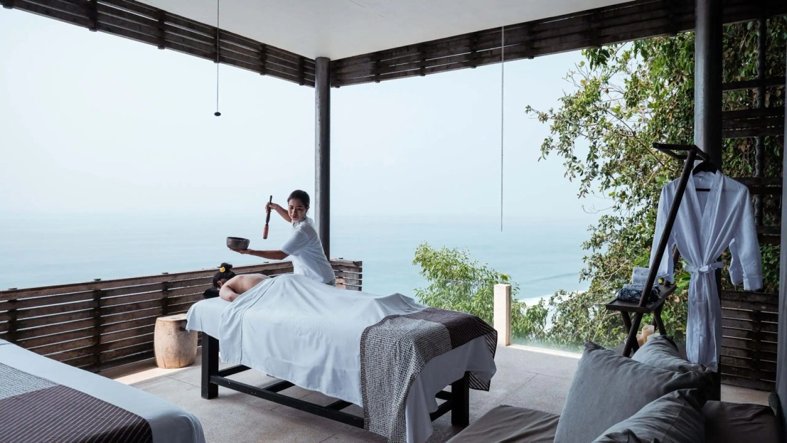 DPSAV-P0406-Cliff-Spa-Cabana-Treatment.16x9 groot