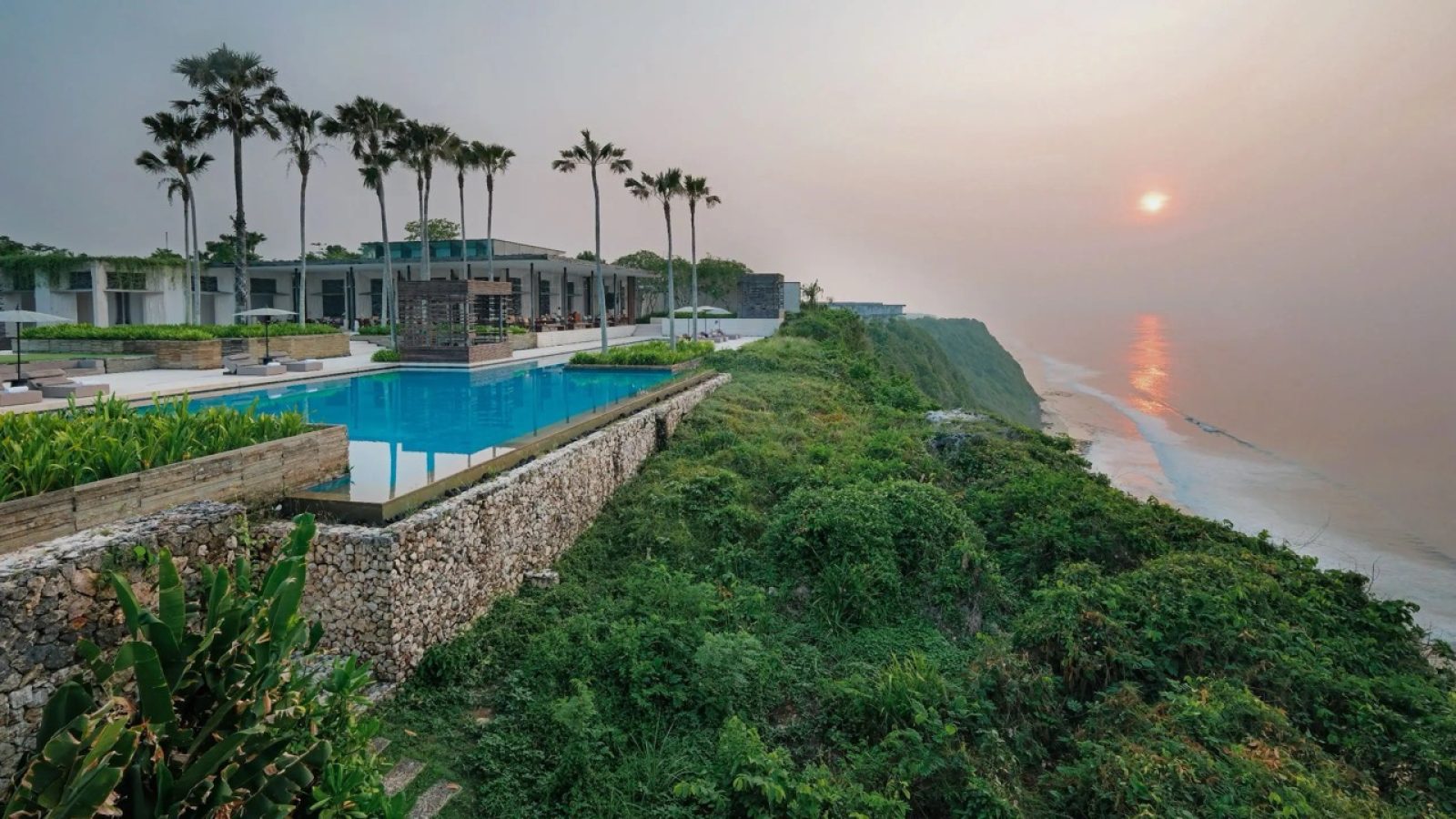 DPSAV-P0439-Main-Pool-Cliff-View.16x9 groot