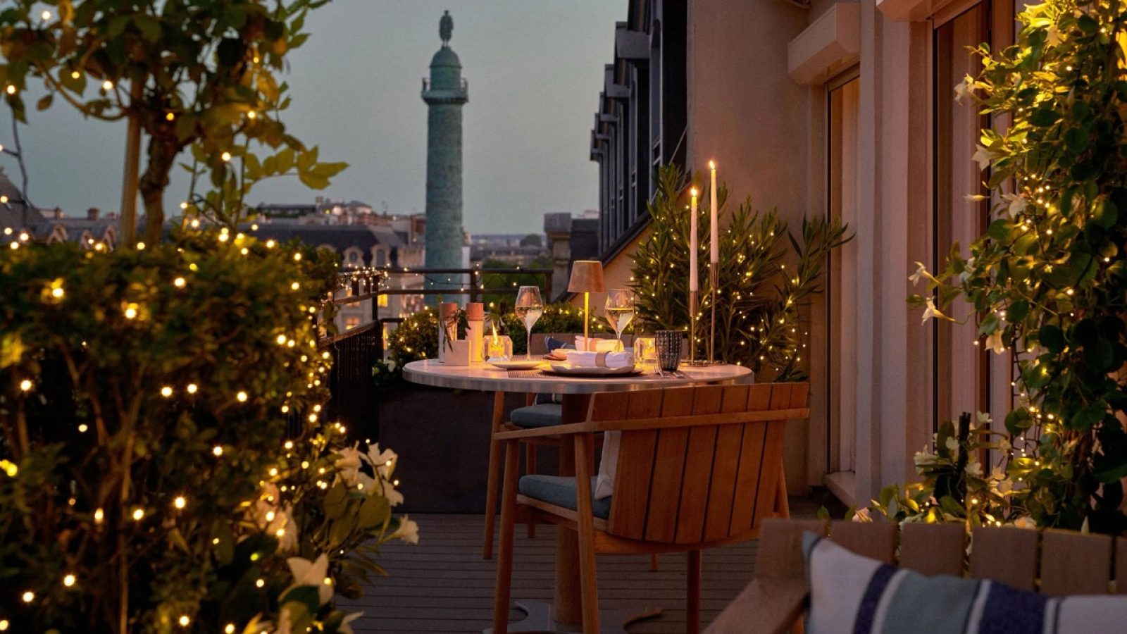 PARPH-P1591-Vendome-Suite-Terrace-Nighttime-Setup.16x9 groot