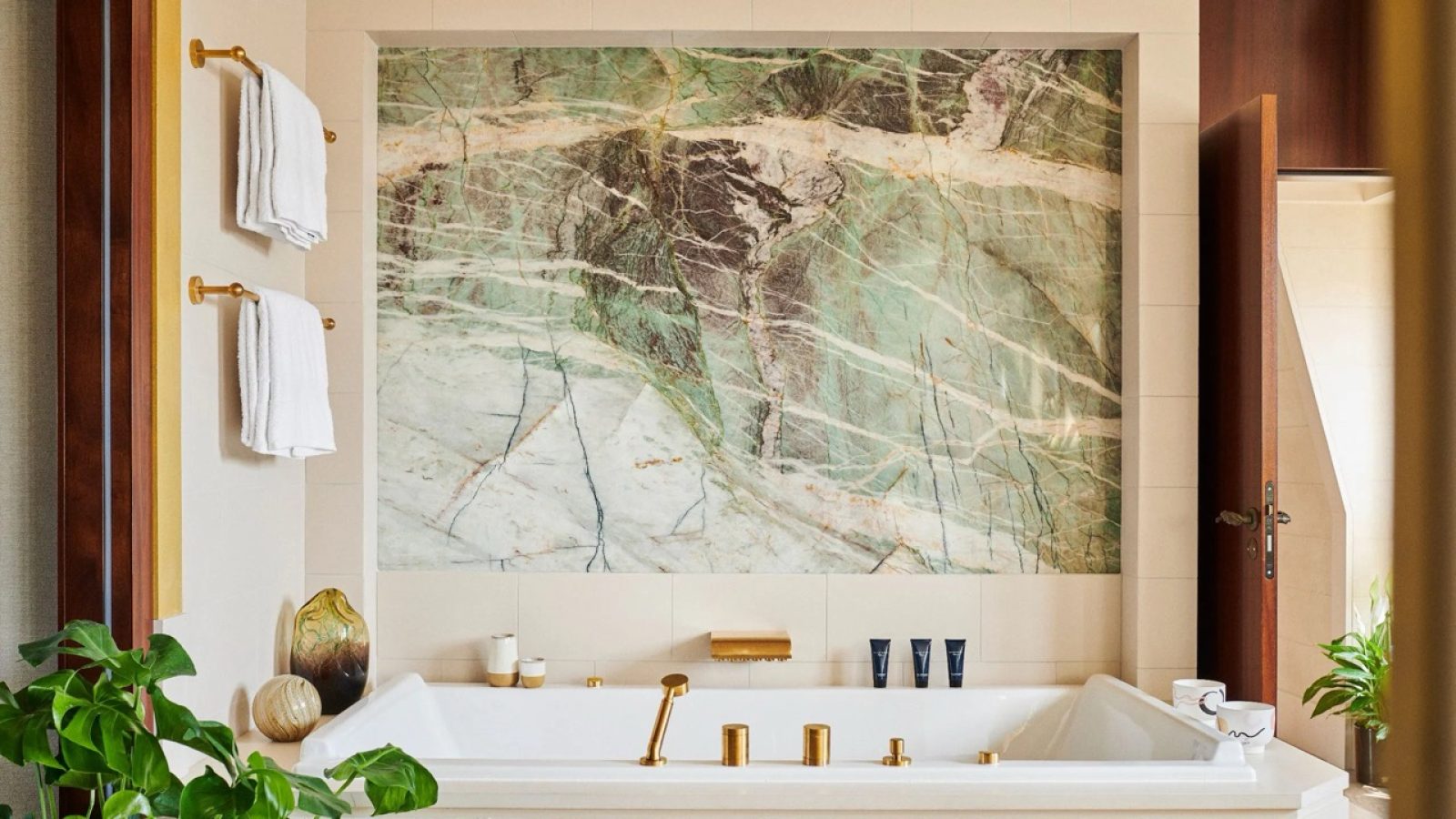 PARPH-P1638-Apartment-Bathtub.16x9 groot