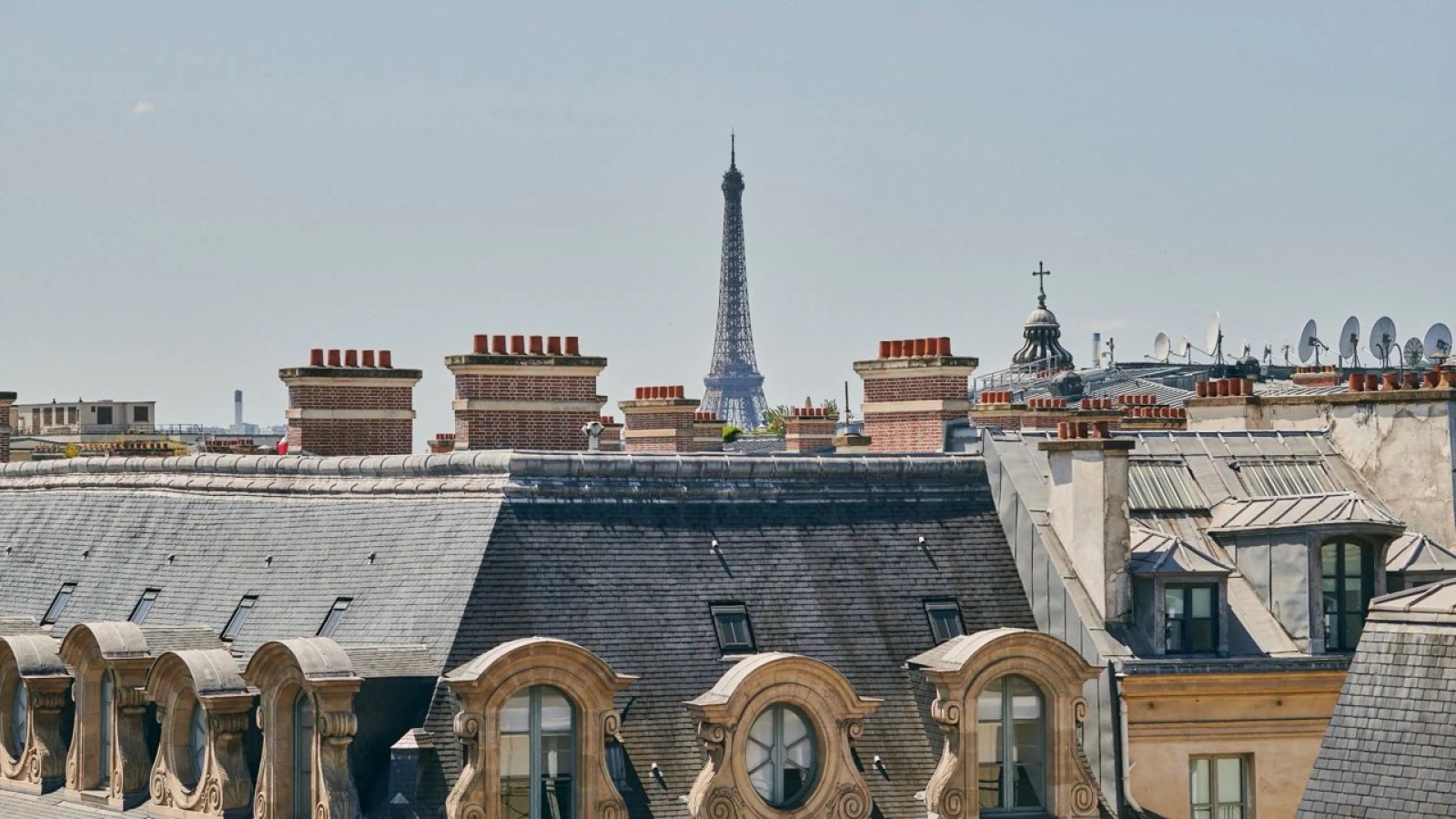PARPH-P1679-Eiffel-Tower-View-Apartment-Luxury.16x9 groot